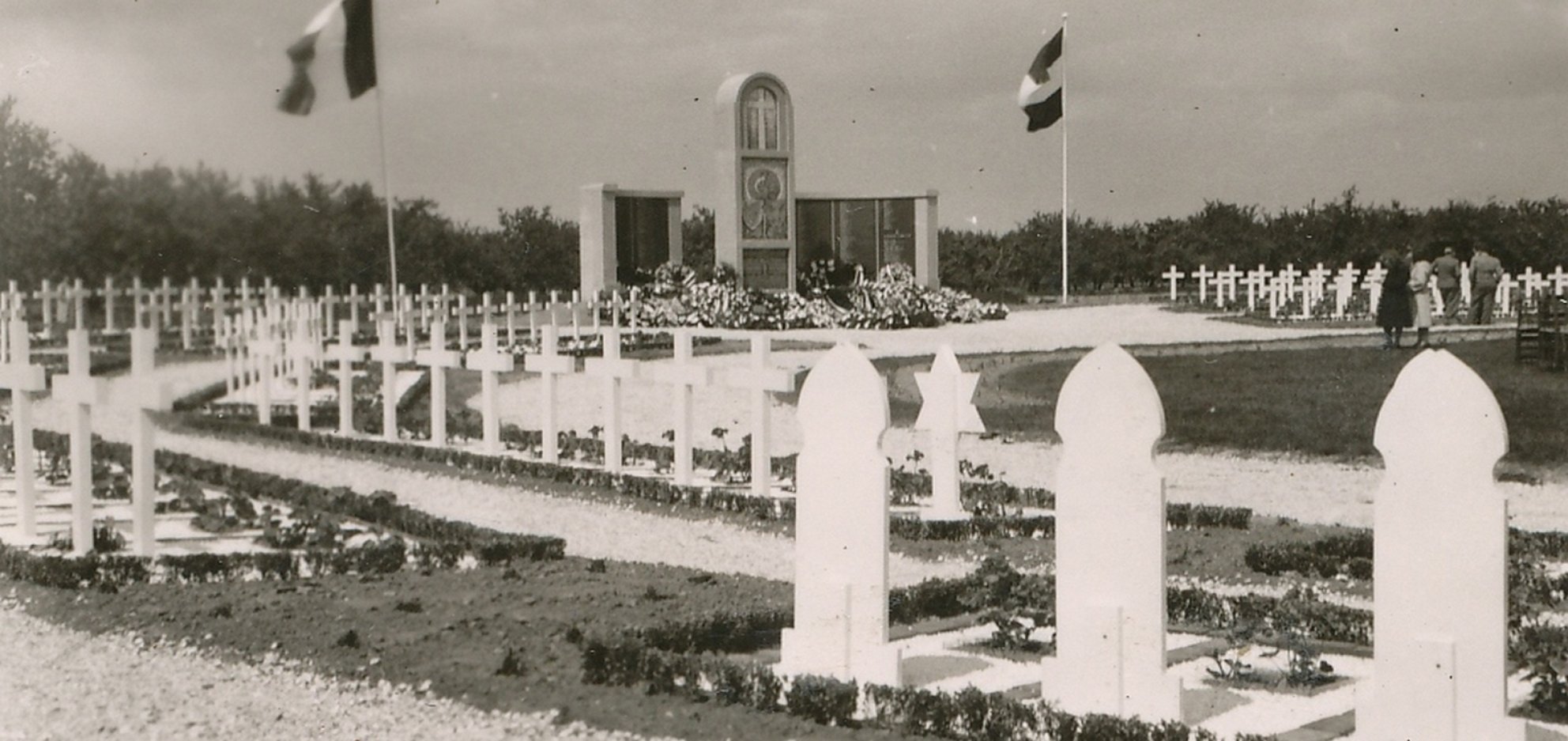 Het Ereveld in Kapelle bij de opening in 1950 met op de voorgrond Marokkaanse graven. (Foto: Chrisiaan  't Hart, Memorial 40-45 Kapelle)