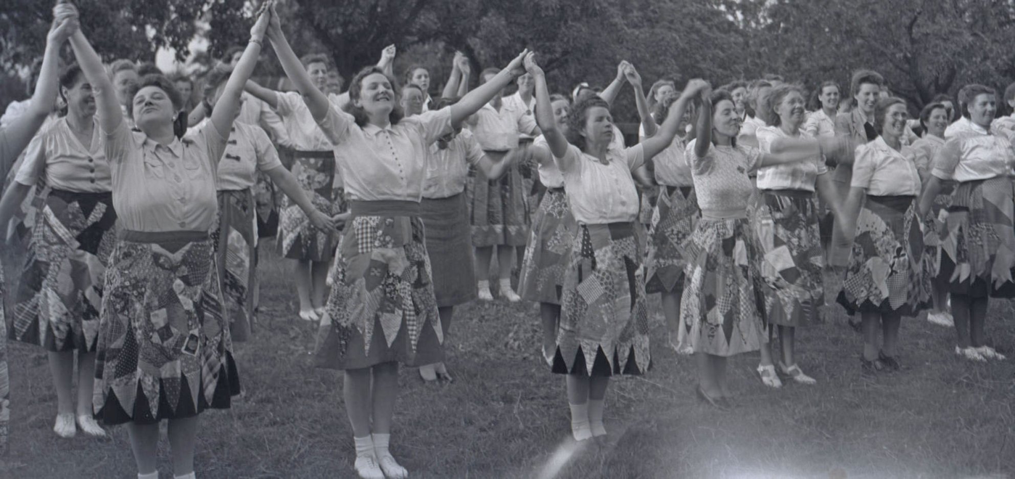 Vrouwen gekleed in de Nationale Feestrok op een bevrijdingsfeest.