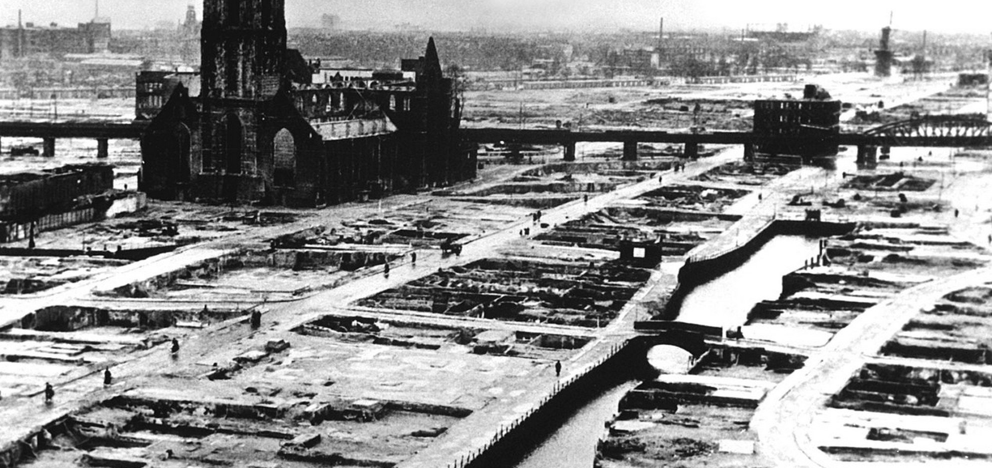De binnenstad van Rotterdam na het bombardement en het puinruimen.