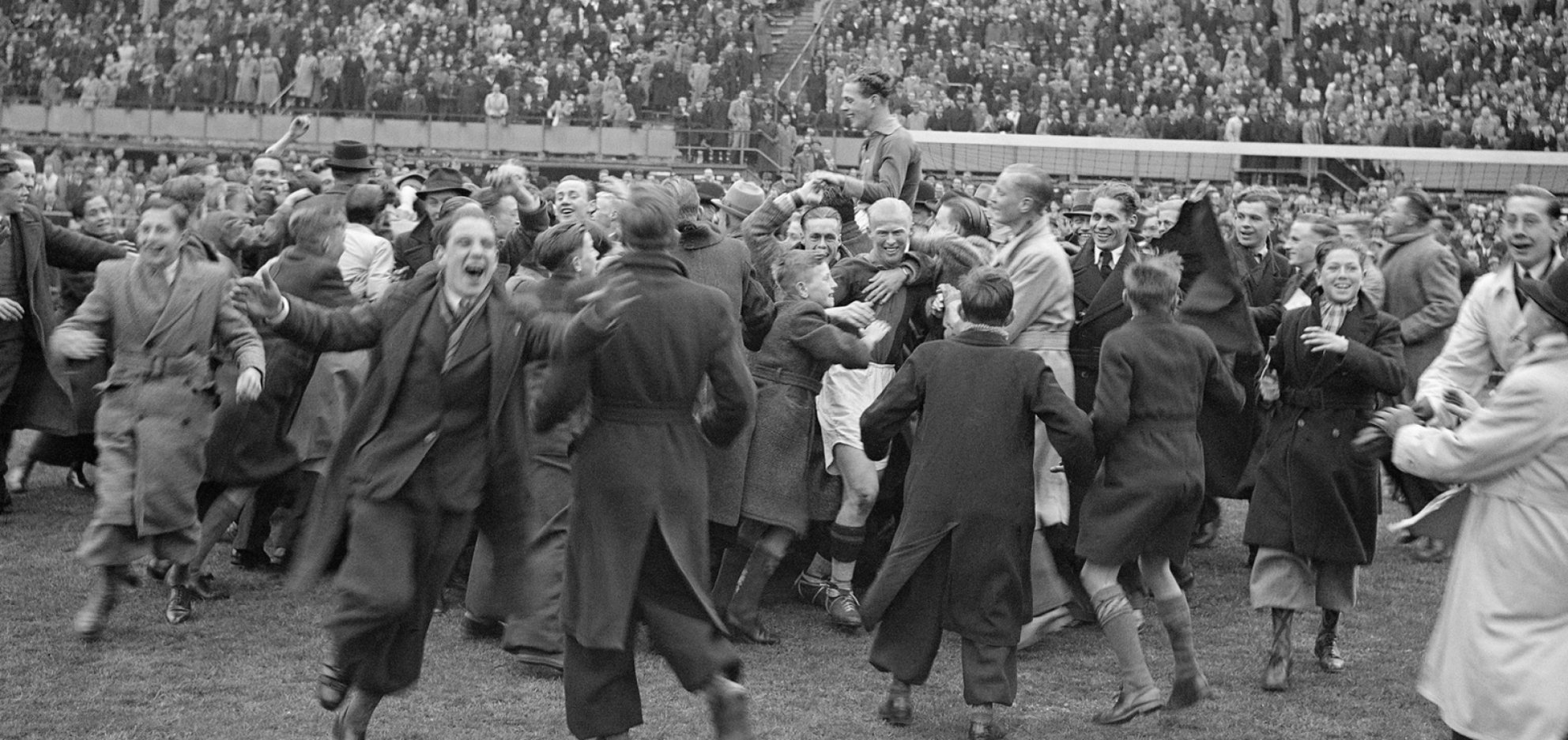 ADO kent tijdens de bezetting zijn grootste successen. In seizoen ‘40-’41 wint de club de afdelingstitel en de daarop volgende twee seizoenen wordt de club landskampioen.