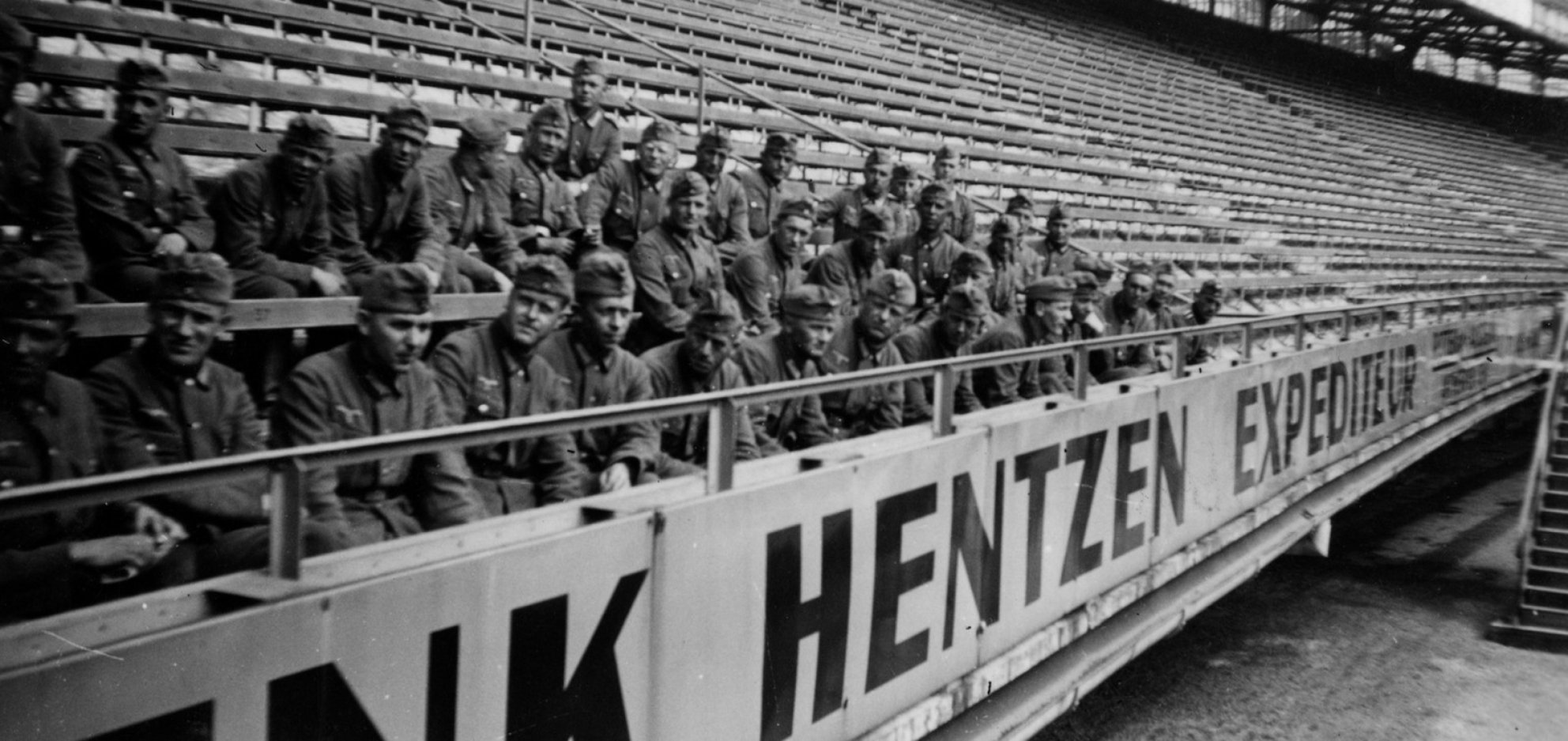 Duitse soldaten in het Feyenoord-stadion De Kuip. Ze mogen voor half geld naar de wedstrijden.