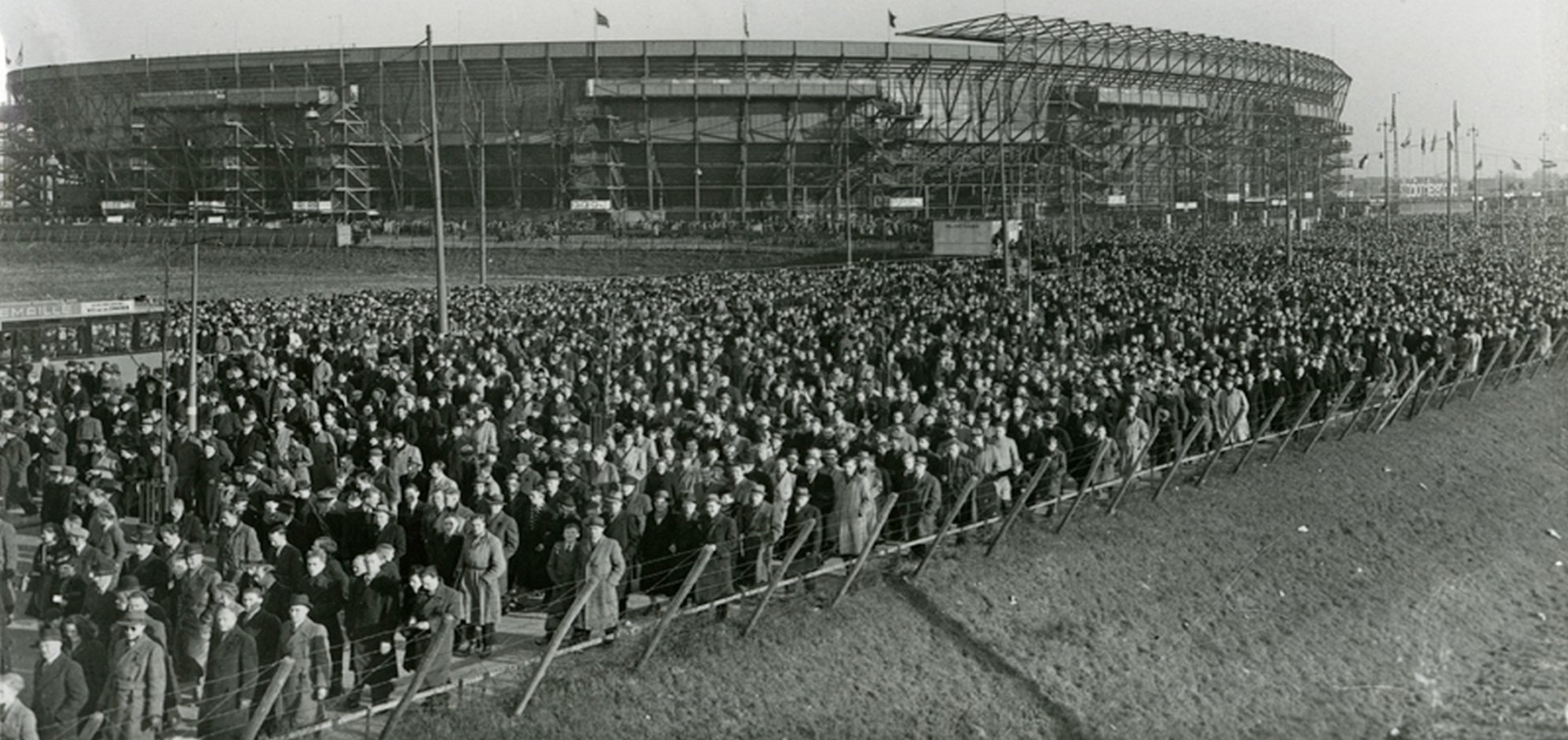 Drukte bij de Kuip in Rotterdam, seizoen '42-'43.