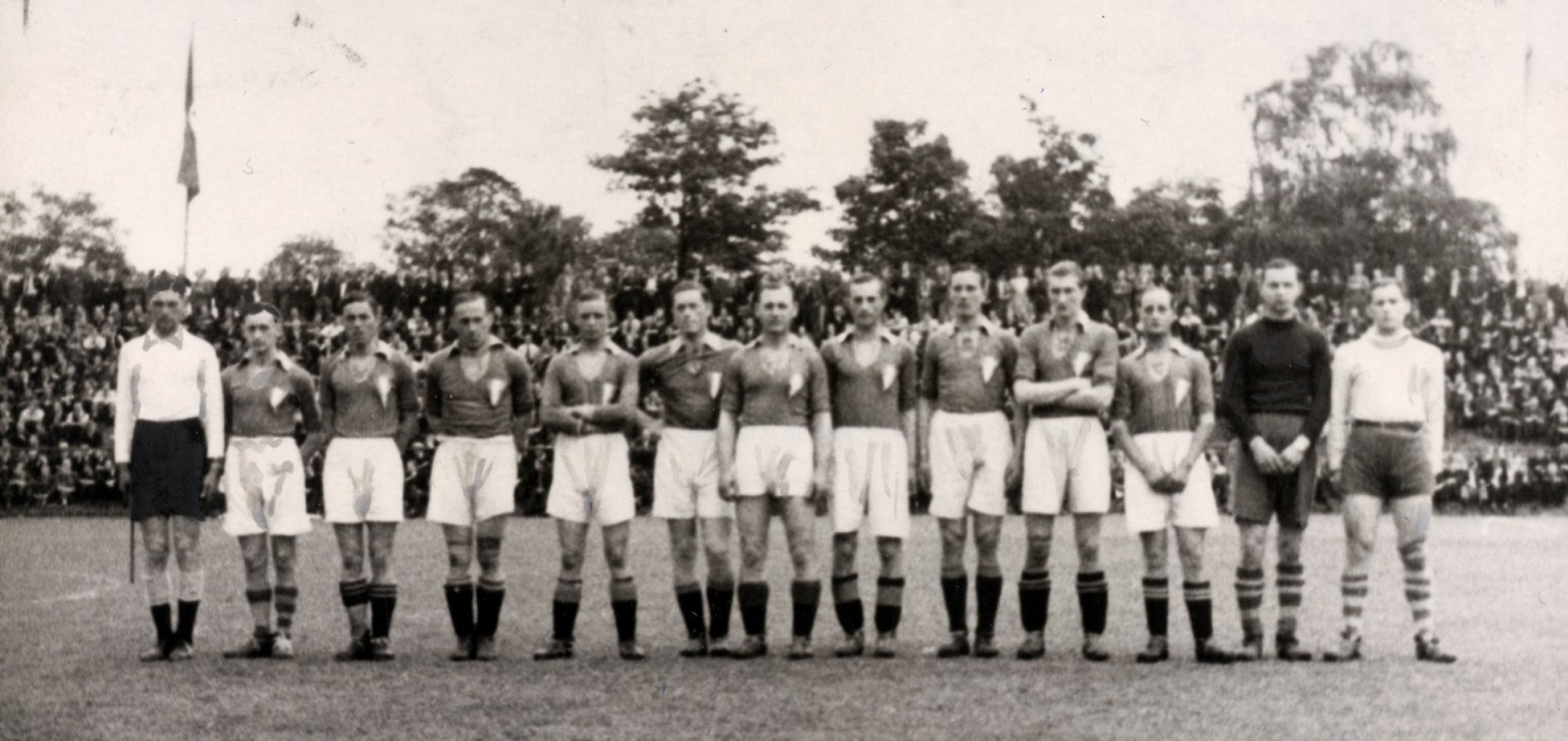 Het Nederlands elftal van dwangarbeiders tijdens de wedstrijd Nederland-Vlaanderen (4-5), 14 juni 1943 in Berlijn. Bram Appel staat vijfde van rechts.