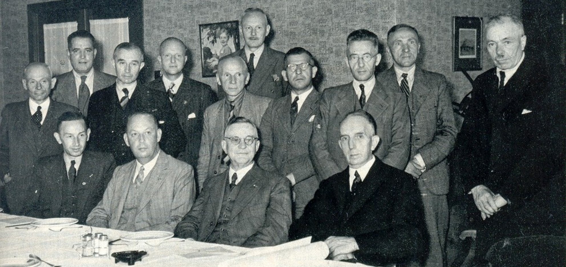 Het bestuur van de Nederlandsche Voetbalbond met Karel Lotsy als tweede van links aan tafel.