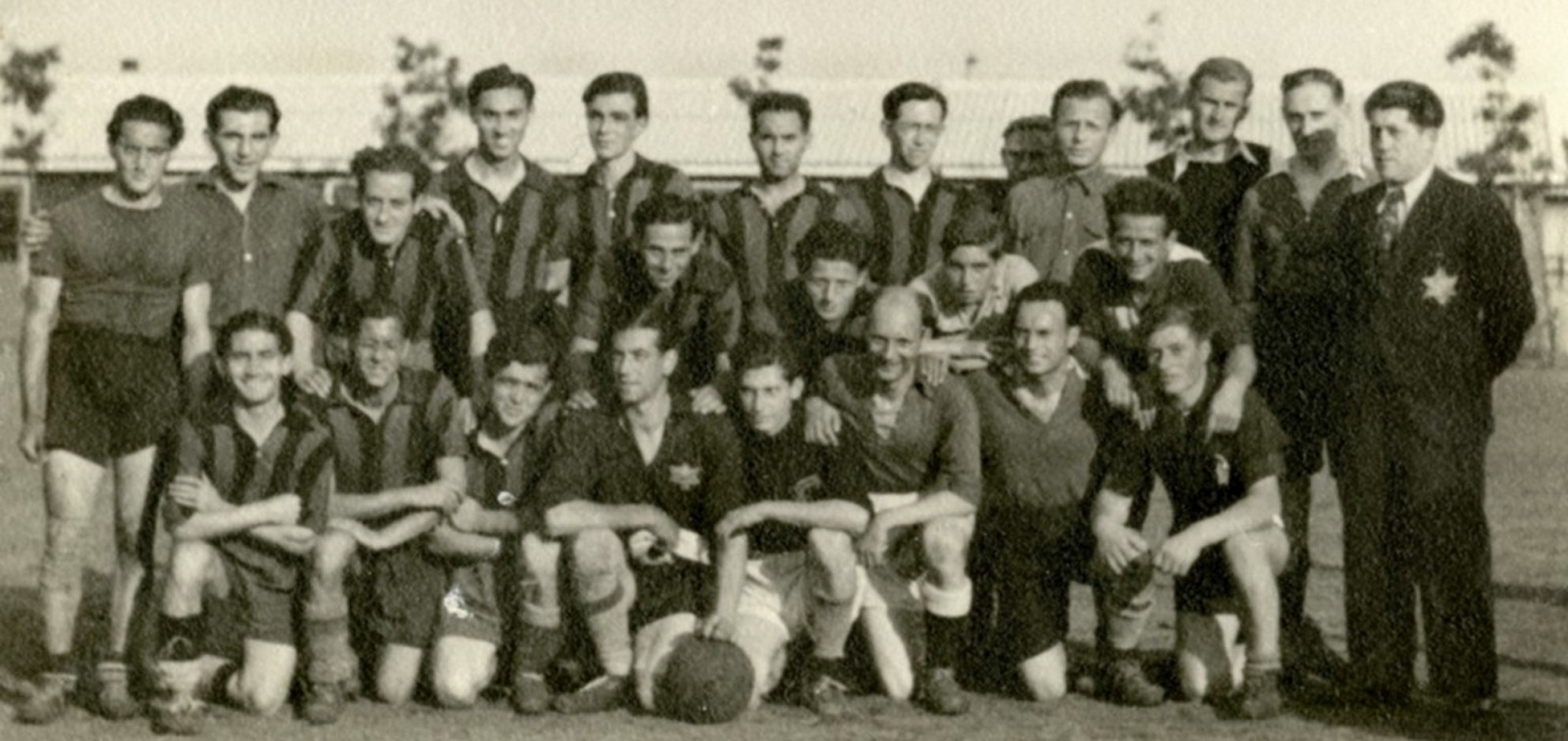 Voetbalteam Kamp Westerbork, met op de bovenste rij links Louis de Wijze.