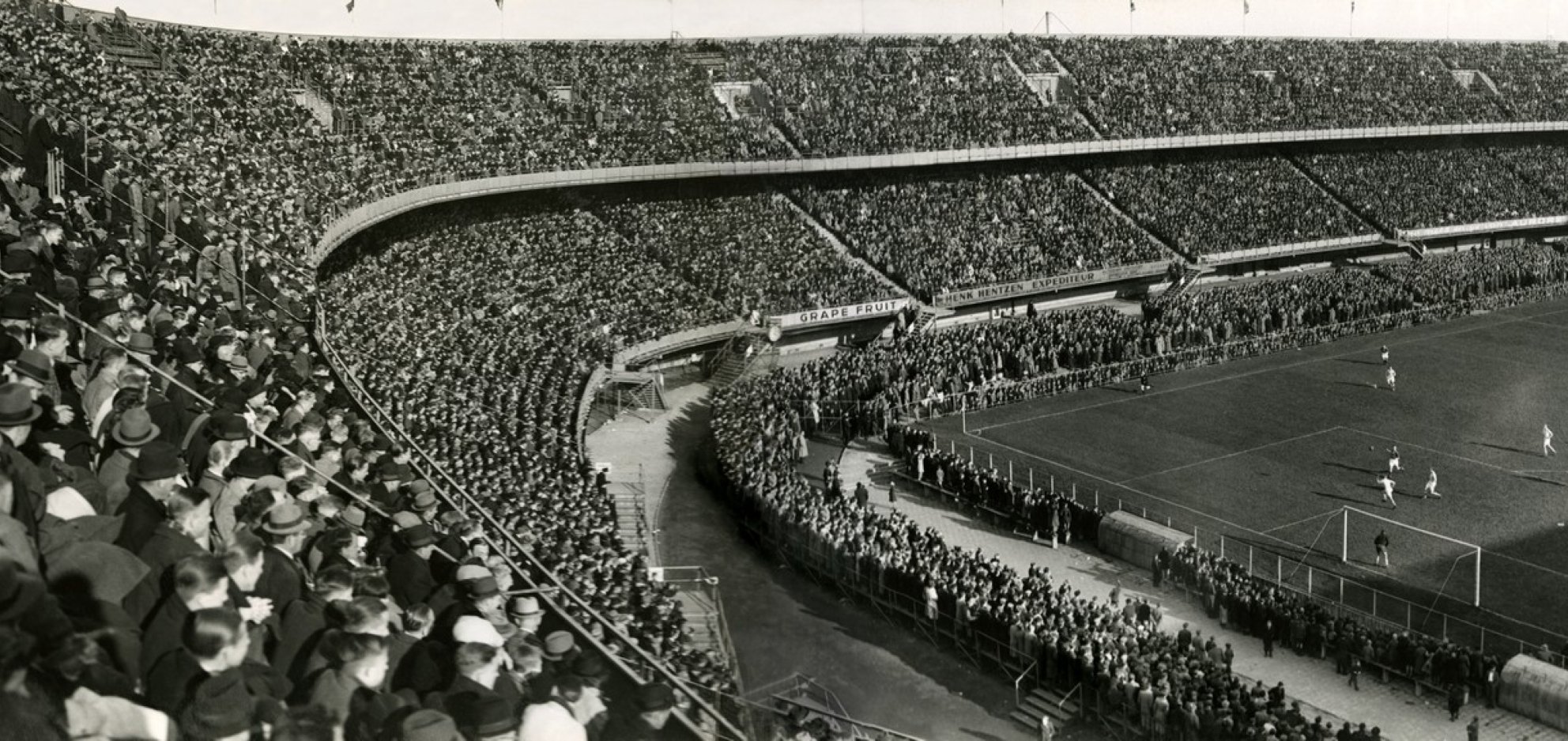 Een bomvolle Kuip bij de wedstrijd ADO-Hermes D.V.S, seizoen ’42-‘43.