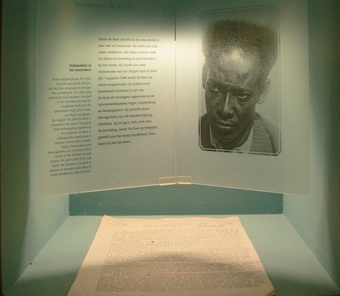 Het portretkastje van Anton de Kom in het Verzetsmuseum.