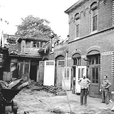Verzorgers bekijken de bomschade in Artis.
