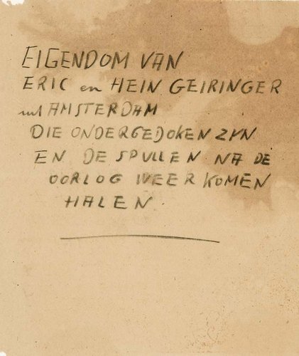 "We konden het echtpaar in Soestdijk overhalen om op zolder te kijken. Mijn hart bonkte toen de vloerplank omhoog ging. Daar lagen de schilderijen met dit briefje. We voelden ons heel erg met Vati en Heinz verbonden."