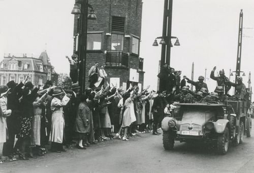 Intocht van Duitse soldaten over de Berlagebrug in Amsterdam, vlakbij de Rivierenbuurt waar Eva woont, 15 mei 1940.