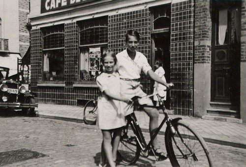 "Heinz en ik in Brussel, 1939. Heinz was heel trots op zijn nieuwe fiets."