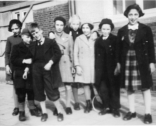 "Het plein was een heerlijke plek om te spelen met mijn schoolvriendinnen. Ik ben  de vierde van links."