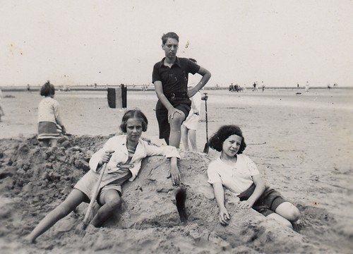 "Heinz, mijn vriendin Kitty en ik aan de Belgische kust, 1939."