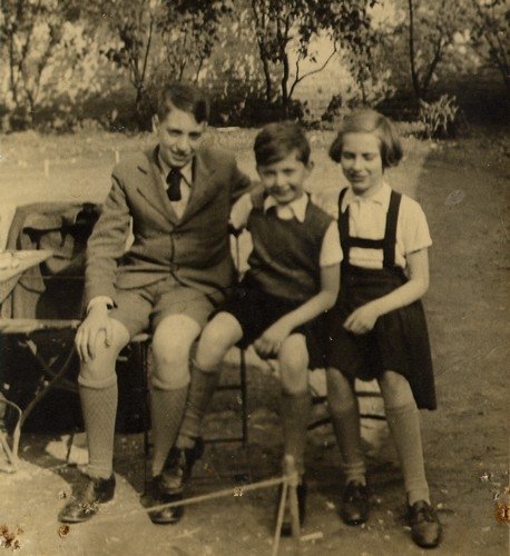 "Heinz, Jacky en ik in de tuin van het pension in Brussel. We speelden veel met Jacky, het zoontje van de pensionhouders, dat even oud was als ik."