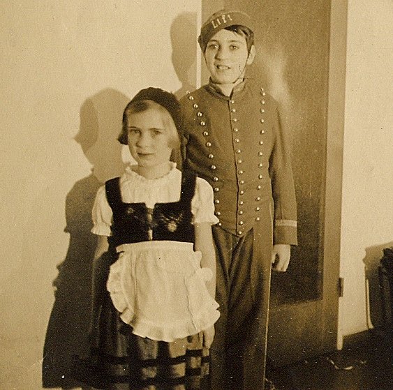 “Heinz verslond boeken en had een levendige fantasie. ’s Avonds vertelde hij me spannende verhalen. We speelden veel samen. Op deze foto zijn we verkleed.”
