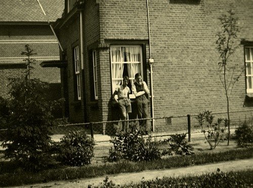 "Vati en Heinz logeerden in Kaatsheuvel bij de schoenen-fabrikant. Op de foto zie je Heinz met de zoon van het huis.”