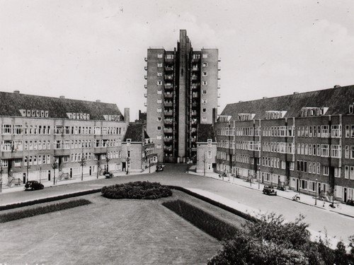 "Dit is het Merwedeplein in de Rivierenbuurt. Wij woonden op nummer 26, links op de foto. Tegenover ons woonde Anne Frank, die even oud was als ik. Ik kwam wel bij de familie Frank. Zij hadden een grote cyperse kat die ik graag aaide."