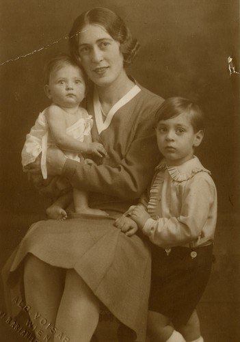 Eva, moeder Fritzi en Heinz, ca. 1930.