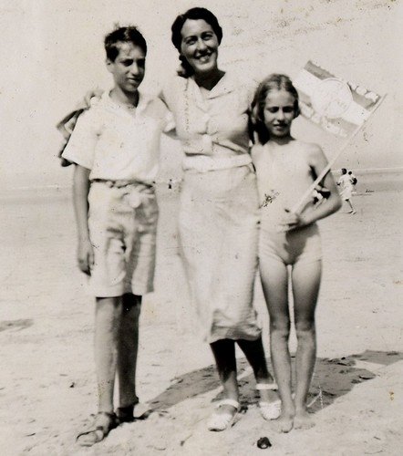 "In augustus 1939 nam Vati ons mee naar Zandvoort voor een vakantie aan zee. We brachten twee zorgeloze weken door aan de duinen, zwommen samen in zee en spatten elkaar nat. Alles scheen heerlijk."