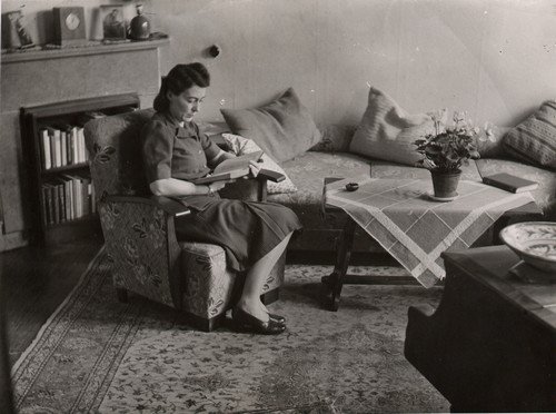 "Mutti in onze huiskamer op het Merwedeplein, 1948. Ik heb deze foto genomen met de Leica van Otto Frank."
