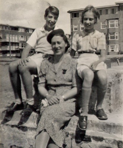 Heinz, Mutti en ik in de Rivierenbuurt, augustus 1940