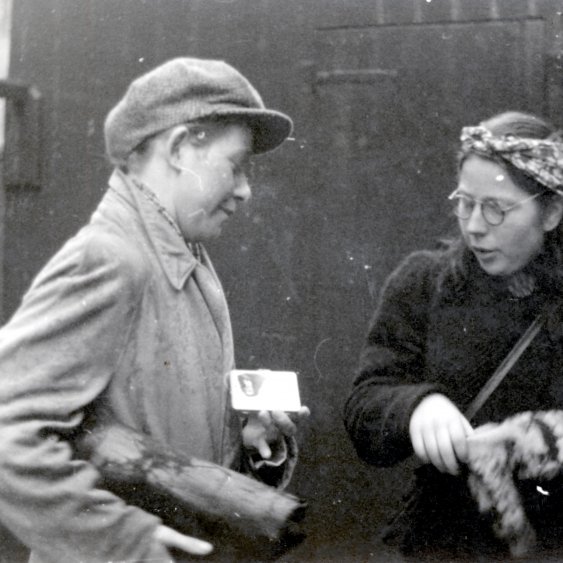 Unieke foto van Truus Oversteegen (links als man verkleed) en Hannie Schaft in actie.