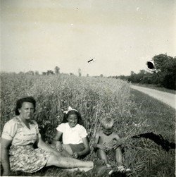 Hanny Broens (midden - zonder feestrok) met haar moeder en broertje