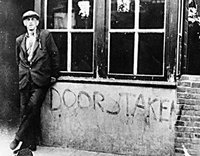 A striker in the town of Sliedrecht in front of a call to keep striking.