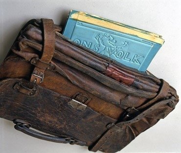 The briefcase with the secret storage compartment was used by someone working for Ons Volk to transport the cardboard plates.