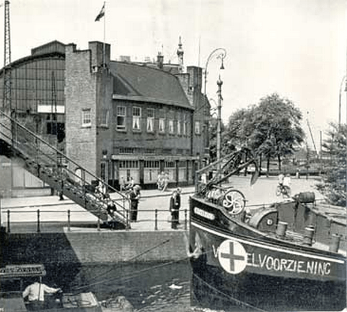 Een boot met meel voor brood komt aan in Amsterdam.