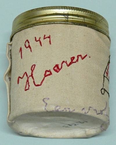 Zelf gemaakt sigarettenpeuken-potje uit Haaren.