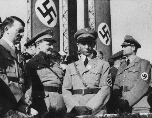 Joseph Goebels (2e van rechts) temidden van andere nazi leiders: Adolph Hitler (links), Hermann Goering en Rudolph Hess (rechts).