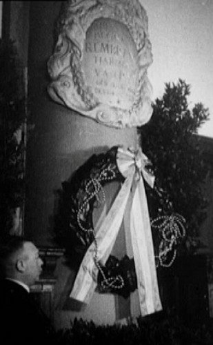 Kranslegging bij het graf van Rermbrandt in de Westerkerk in Amsterdam, 1941.