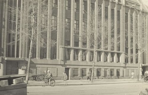 Het bankiershuis Lippmann, Rosenthal & Co aan de Sarphatistraat in Amsterdam, 1944.