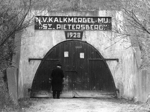 De nieuwe bomvrije bergplaats in de Sint Pietersberg bij Maastricht, 1942.