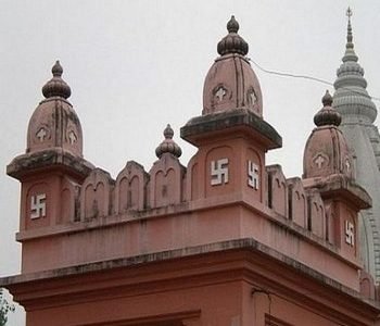 Hedendaagse tempel in India versierd met swastikas.