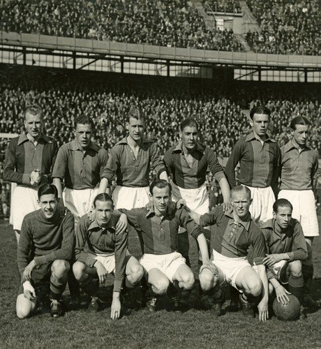Voetbalelftal ADO, seizoen ‘42-’43. Staand linkboven Herman Choufour, rechts van hem Gerrit Vreken, zittend linksonder keeper Dolf Niezen