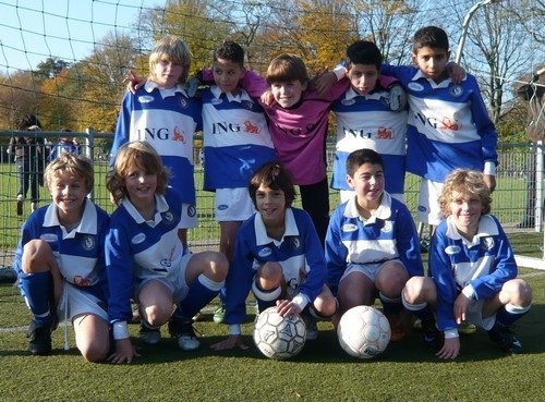 E1 van WV HEDW. Onderste rij, tweede van rechts: Oussama Zeamari.