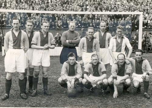 Elftal foto van Ajax met staand derde van rechts Harry Pelser.