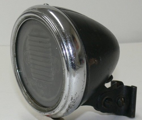 Fietslamp uit de oorlog die slechts een beetje licht doorlaat.