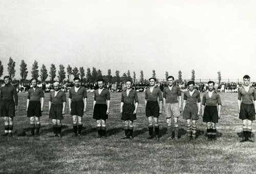 Op 13 mei 1945 speelt een elftal van geallieerden tegen een Leeuwarder elftal in Sportpark Cambuur. De Friezen winnen met 3-2. Op de foto het elftal van de geallieerden.