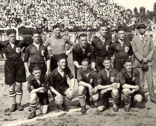 Elftal foto HFC met staand derde van links Gejus van der Meulen.