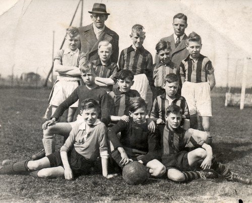 Elftal foto met Jan Hobby (Middelste rij, eerste van rechts).