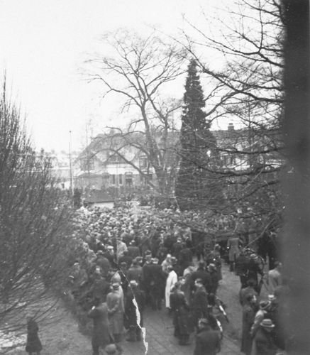 Foto van een razzia in Eindhoven na afloop van de wedstrijd PSV-Longa op 27 februari 1944.