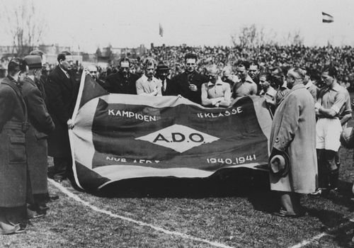 Ado supporters vieren het behalen van de landstitel in 1942.