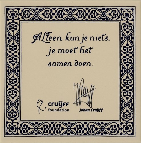 Tegel van de Johan Cruyff Foundation. Wie een tegel koopt steunt de stichting.