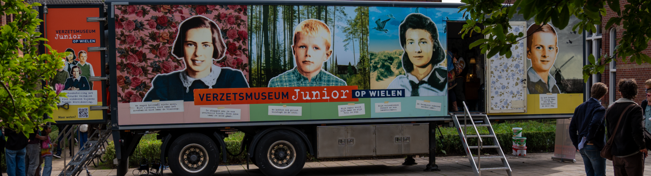 De vrachtwagentrailer van het Verzetsmuseum Junior op wielen