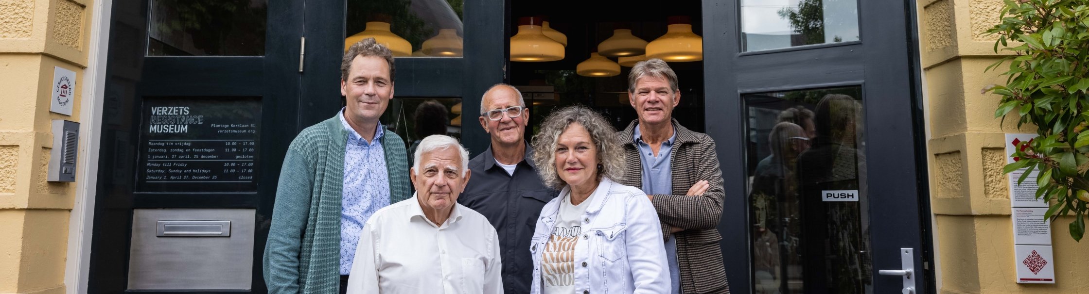Bestuursleden van de Vriendenstichting voor de ingang van het museum.
