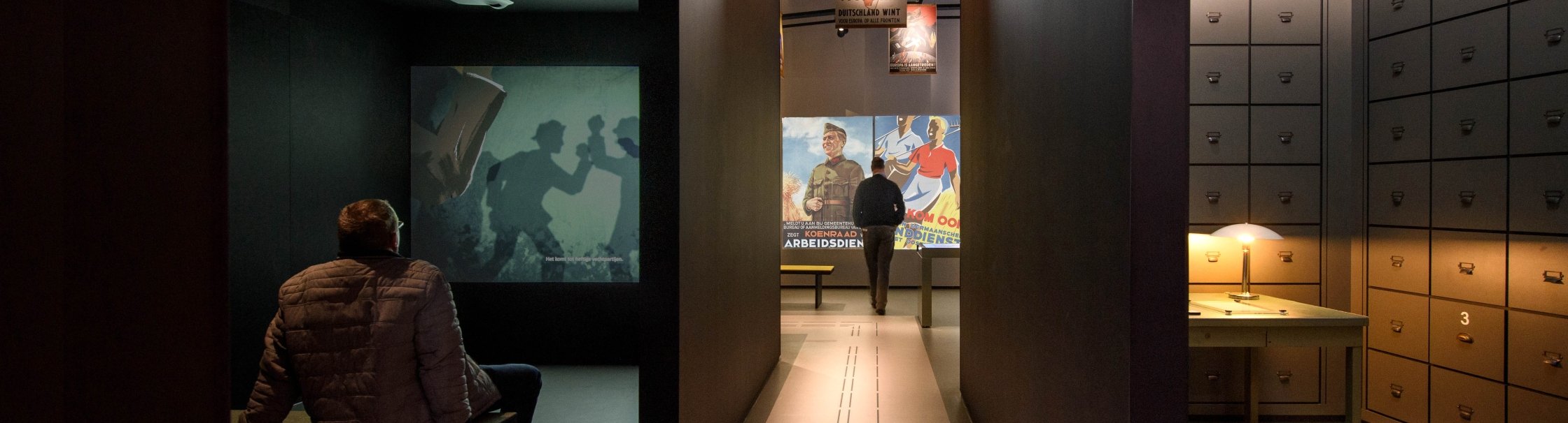 De gele voorgevel en tevens entree van het museum