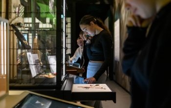 Een leerling in het museum